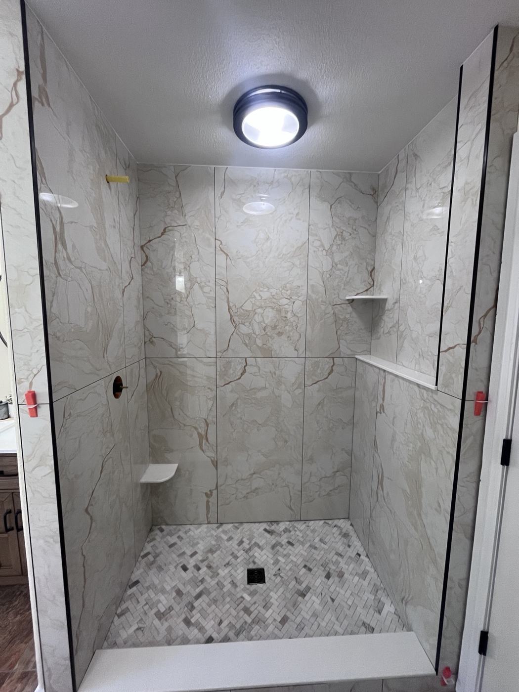 Marble-look shower with niche and corner shelf