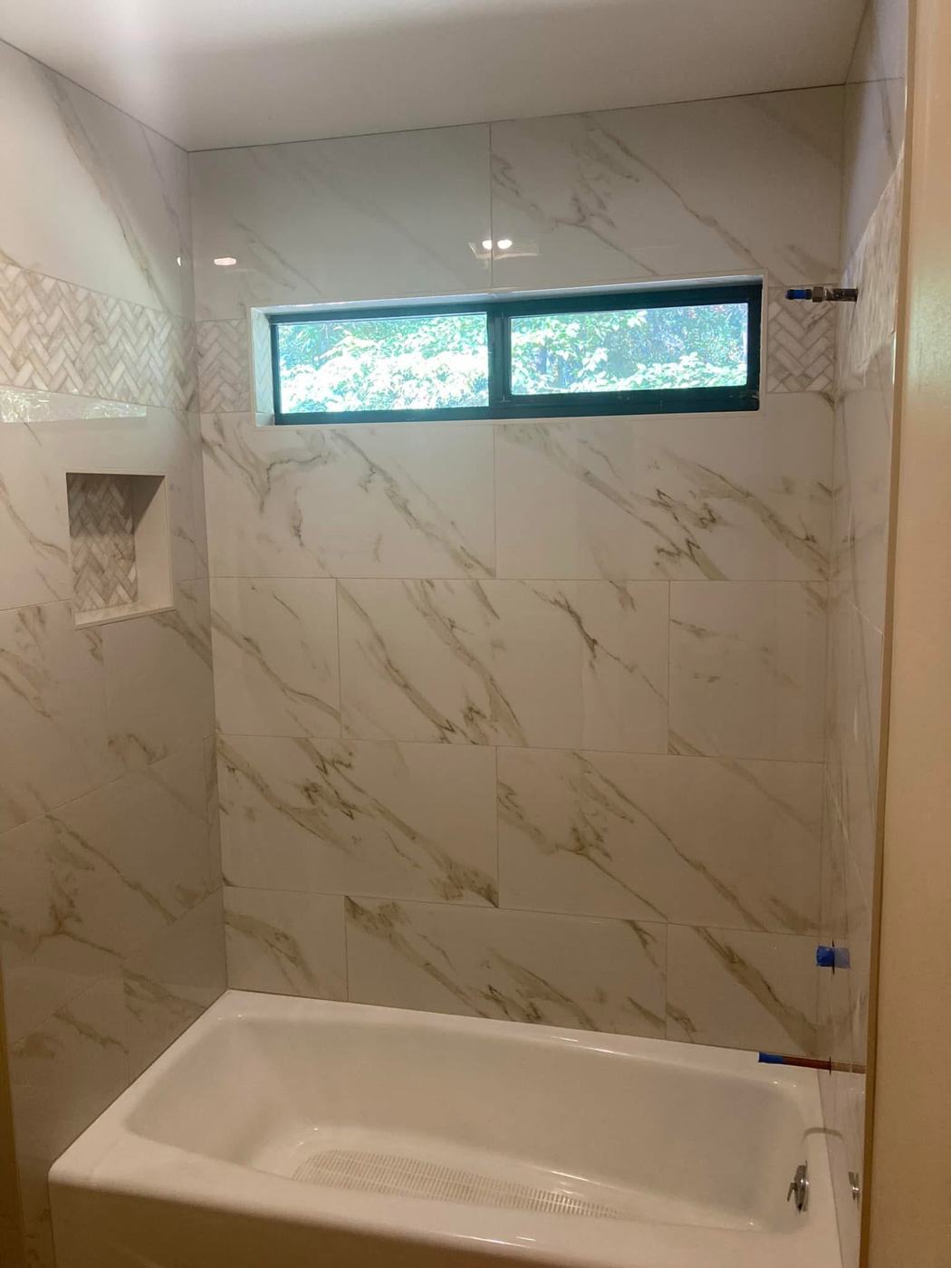 Marble-look tub surround with corner shelf