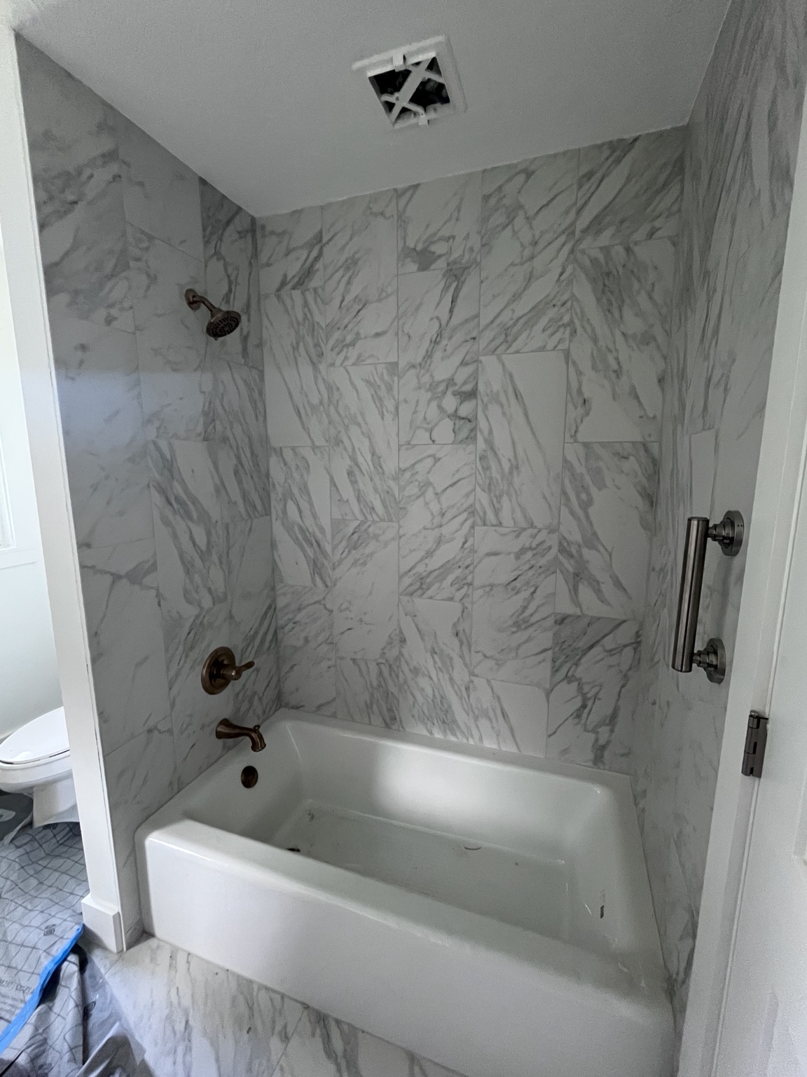 Bathtub surround with stone-look tile