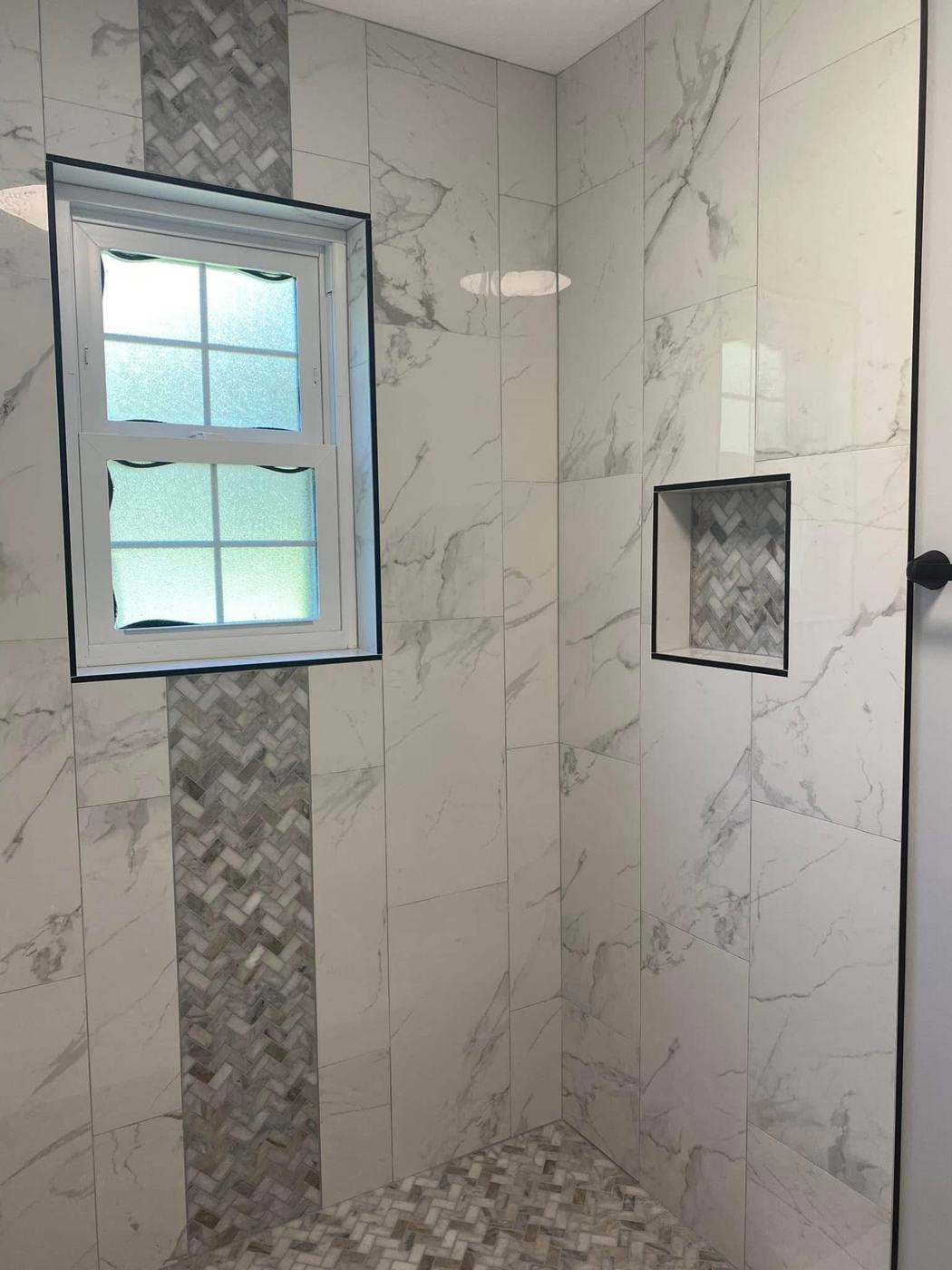 Shower niche beside a vertical accent strip