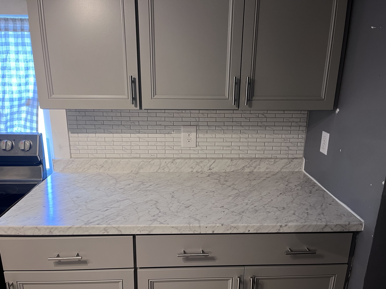 Finished backsplash with white patterned tile